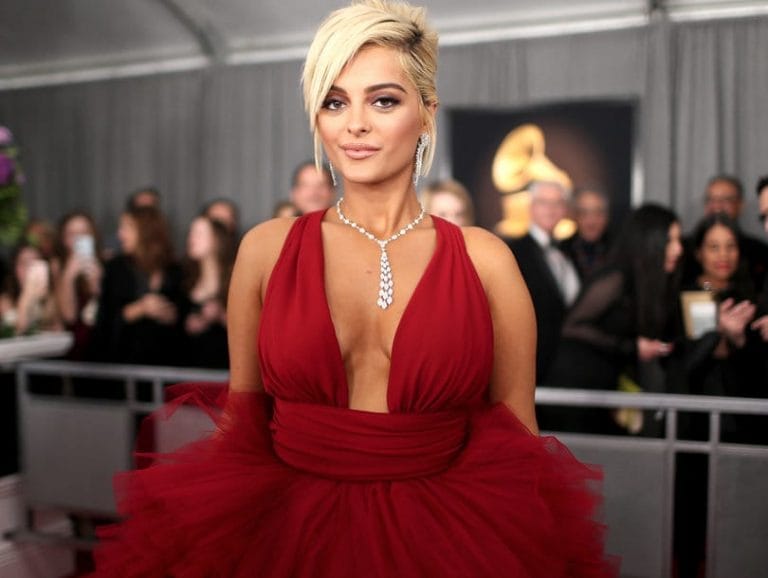 Nuk fitoi asnjë çmim në “Grammys” por Bebe Rexha i bëri një super “diss” të gjithë stilistëve