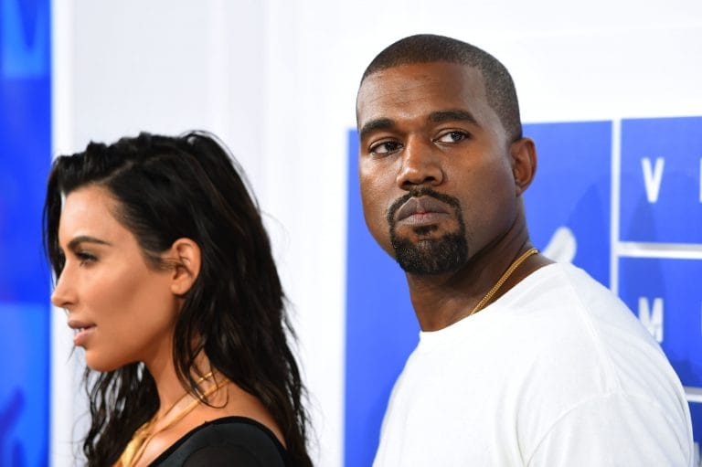 Kim Kardashian flet për Kanye West: Futet në dhomë dhe më ulëret