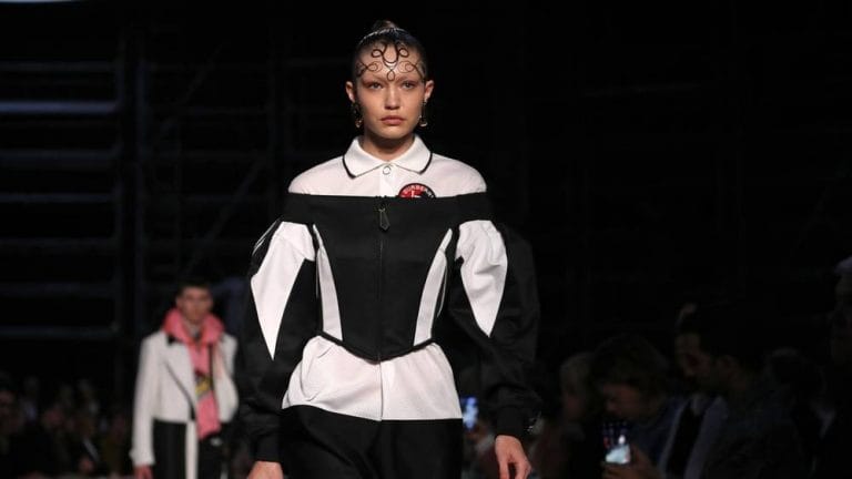 Një tjetër arritje për modelen, Gigi Hadid për herë të parë në pasarelën e ‘Burberry’