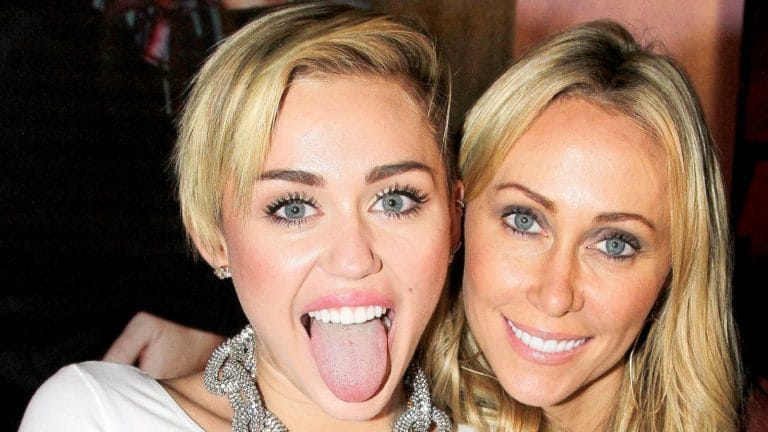 Mamaja e këngëtares së njohur mbush dollapin plot me hashash