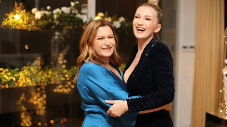 Sara uron Vjollca Hoxhën me një foto të papublikuar nga dasma!