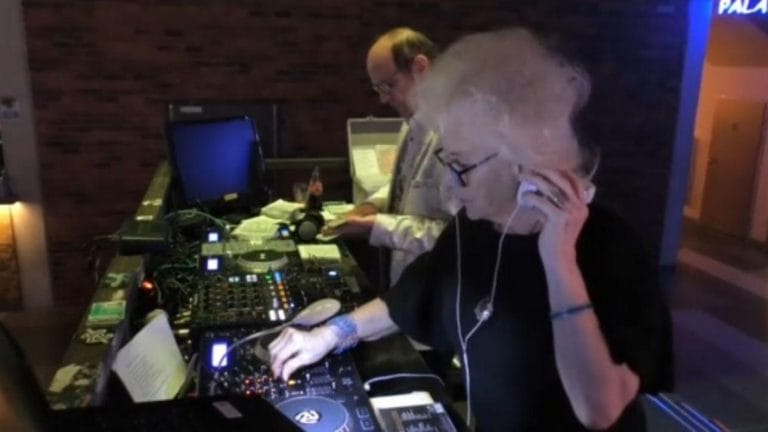 “Vazhdoj të mësoj”, njihuni me 80 vjeçaren DJ