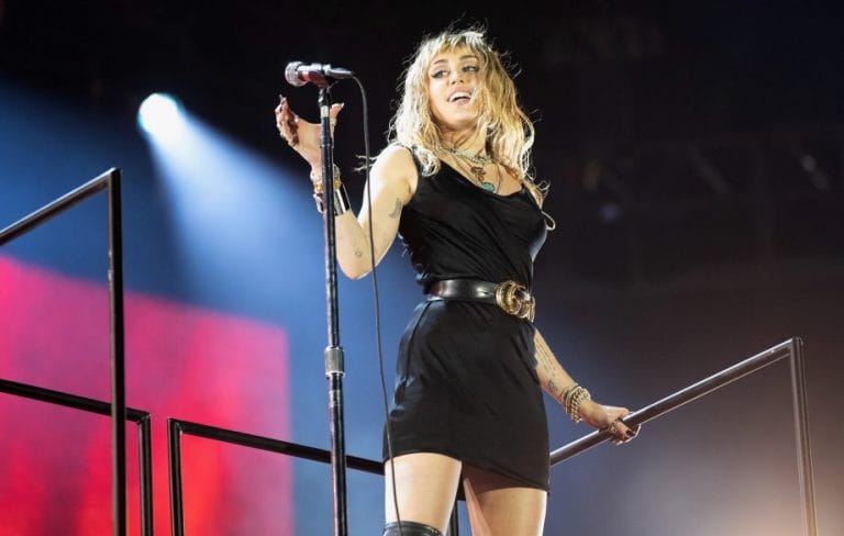Miley Cyrus kthehet fuqishëm në muzikë, zgjedh mes Cardi B dhe Nicki Minaj në këngën e re
