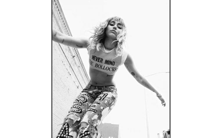 Provokon Miley Cyrus, promovon albumin e ri si kurrë më parë