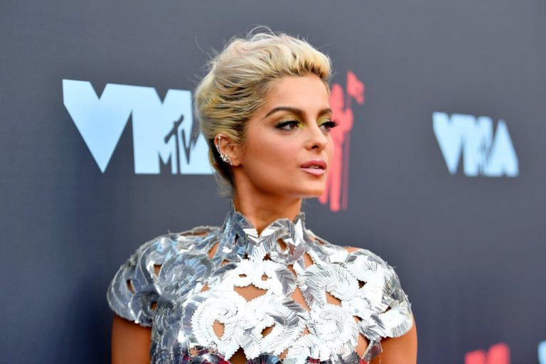 Bebe Rexha fiton çmimin e parë, por vëmendjen e mori fotoja e saj me kupën