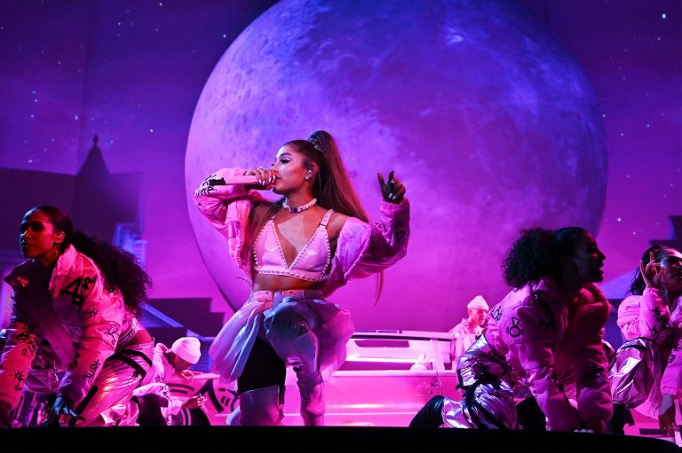 “Nuk di të këndosh live”, Ariana Grande ka një përgjigje për ndjekësin