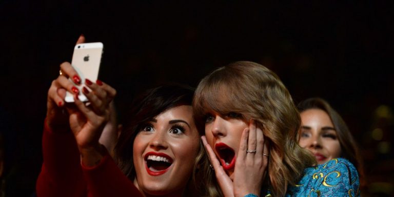 Demi Lovato ‘i nxjerr flamurin e bardhë’ Taylor Swift