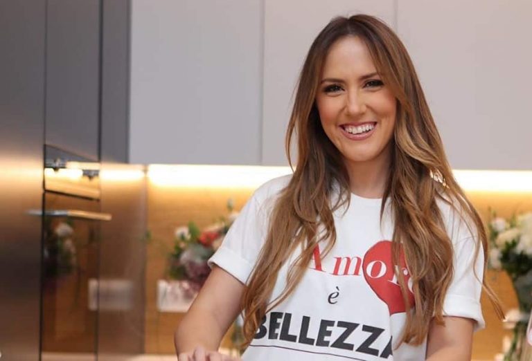 Detajet larg perfektes, por me shumë dashuri në kopertinën e “Receta për 5 minuta” të Arbanës