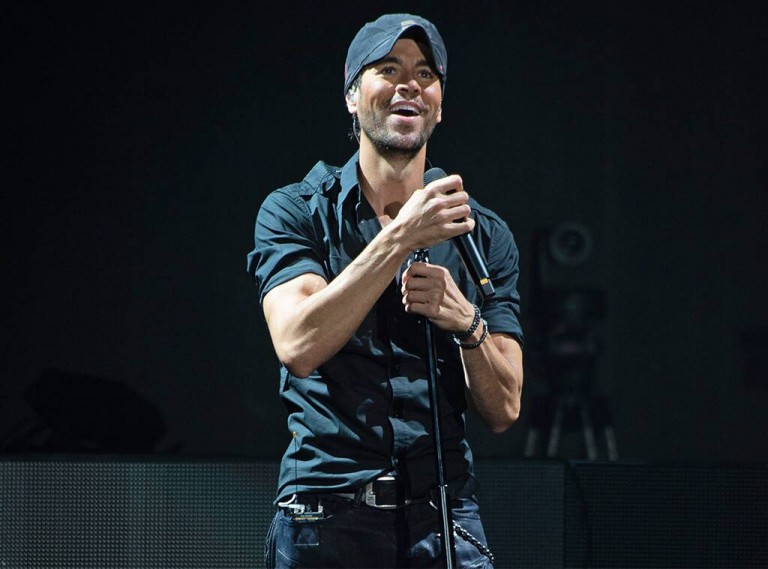 Enrique Iglesias valëvit flamurin shqiptar në Greqi (FOTO)
