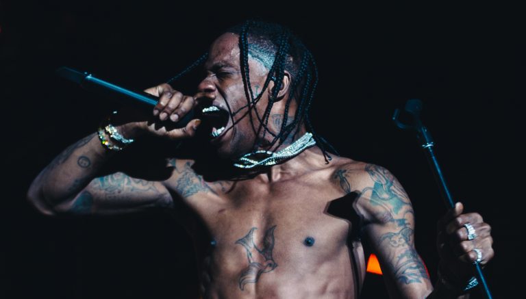 Reperi i njohur thyen gjurin pas një aksidenti gjatë perfomancës (VIDEO)