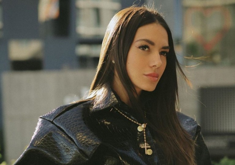 “Përulem para jush”, Elvana Gjata bën dedikimin më emocionues për fansat ndër vite