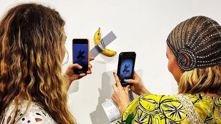 Një banane e ngjitur në mur u shit për 120 mijë dollarë