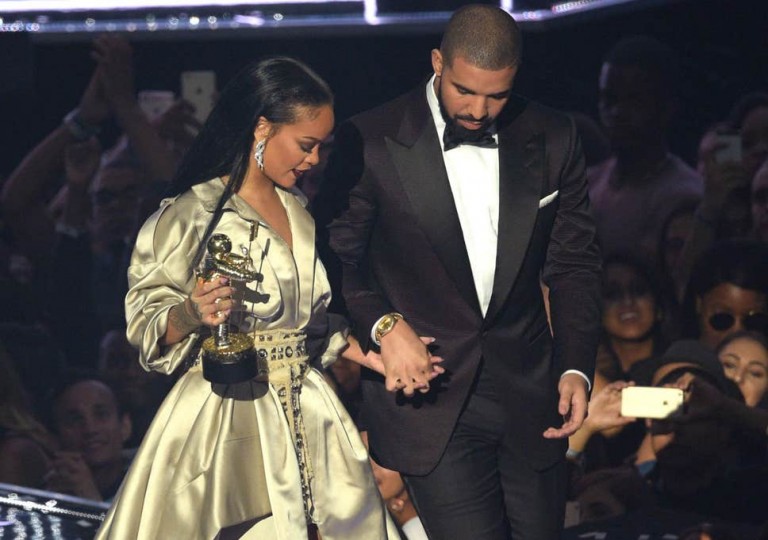 Drake pranon se ende mendon për Rihannën