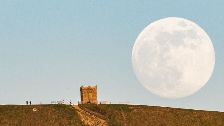 Superhëna e fundit për vitin 2020 do të shkëlqej sonte, ajo njihet si “Hëna e Luleve” dhe shfaqet gjashtë herë më e madhe se normalja