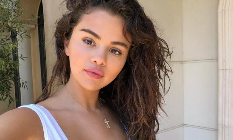 Selena Gomez improvizon një studio në dhomën e saj teksa punon për projektet e reja