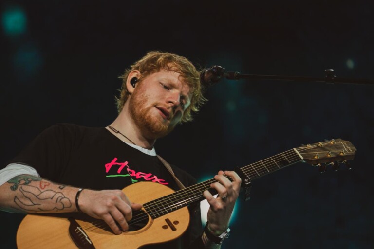 Albumi parë i Ed Sheeran, në shitje për…