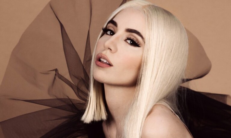 Ava Max: “E braktisa shkollën se më bullizonin, një ditë më zhytën kokën në WC”