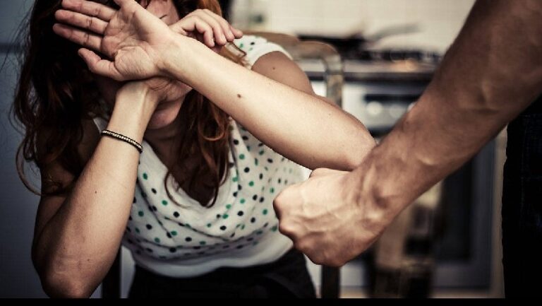 Hynë në fuqi masat e reja, nga sot kush dhunon gruan dëbohet nga shtëpia