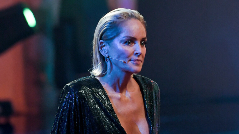 Sharon Stone rrëfen historinë “shokuese”: Kirurgu më zmadhoi gjoksin pa dijeninë time!