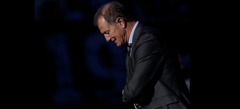 Qeveria u hoqi pasaportat diplomatike, reagon De Biazi: Mos doni t’ju kthej edhe “Urdhrin e Skënderbeut”?!