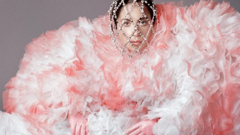 Vetëm me tatuazhet, Lady Gaga pozon nudo për Vogue