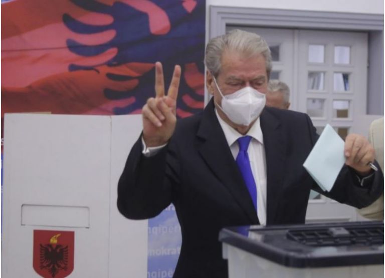 Nis votimi për referendumin kombëtar, ja ku votojnë mbështetësit e Berishës për shkarkimin e Bashës, pasi disa degë të PD kyçën dyert