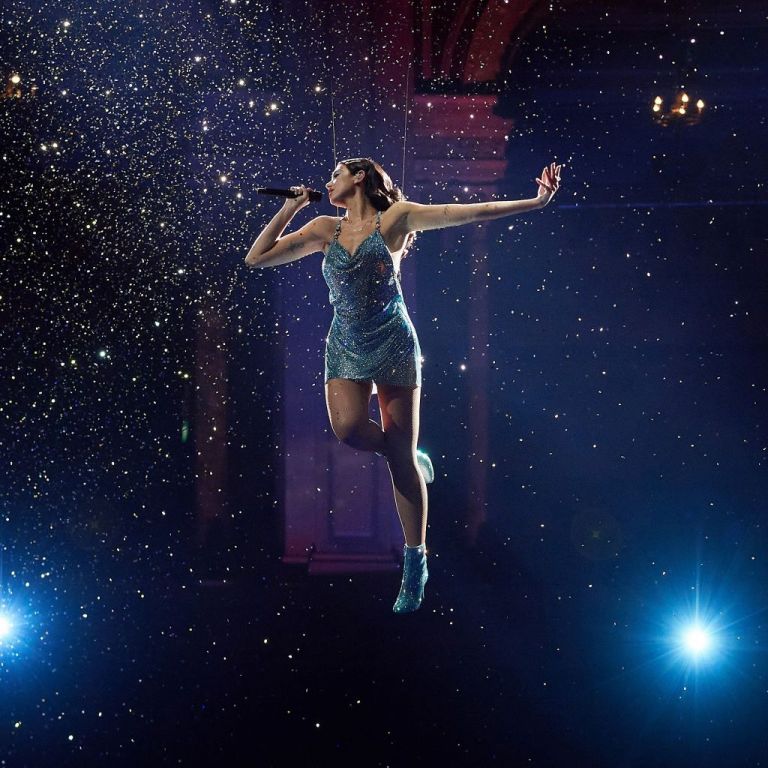 Dua Lipa nuk njeh limite, kënga e saj “Levitating” shpallet më e mira e vitit 2021!