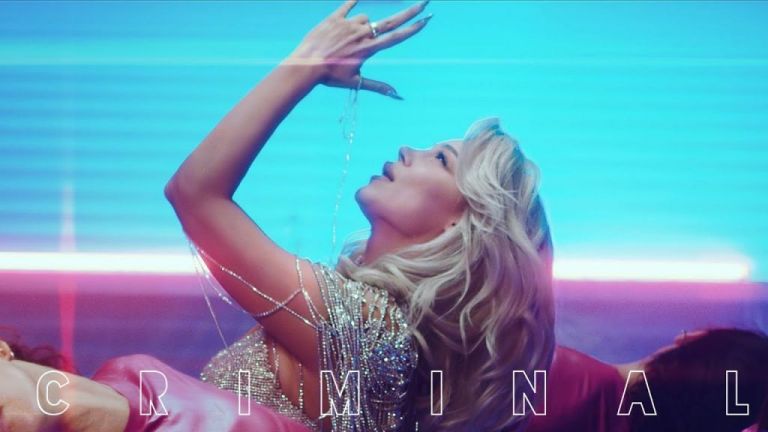 Një “kameleon”! Dhurata Dora publikon këngën e re, por vëmendjen na e mori pamja e saj