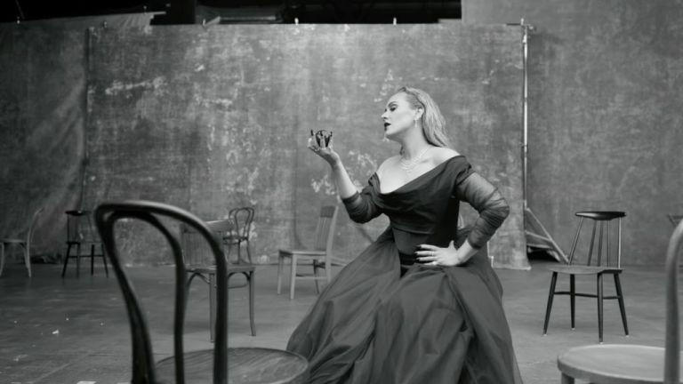 “OH MY GOD”: të gjithë mesazhet e fshehura në videon e re të ADELE