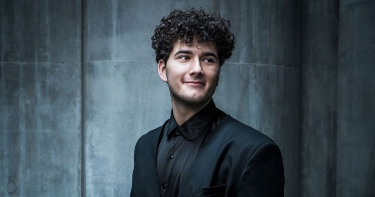 Çmimin e vokalit më të mirë në Eurovizion e fiton një shqiptar