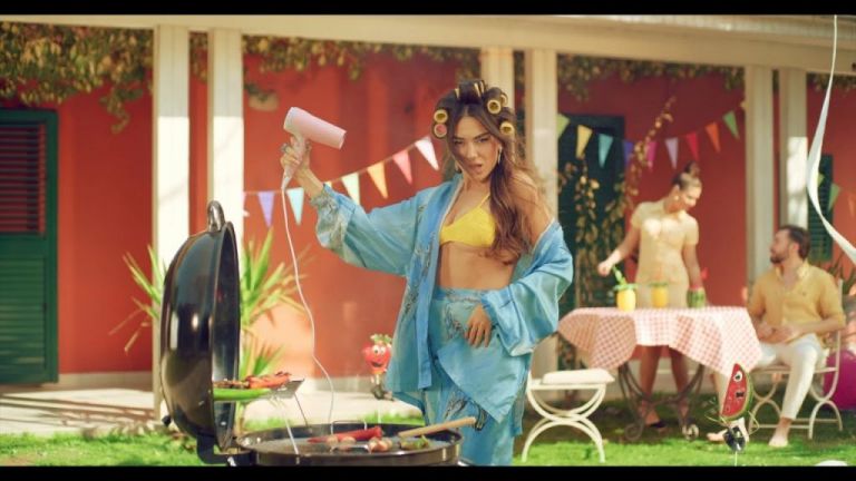 Ngjyrat në klipin e ri të Elvana Gjatës dhe Bardhit vijnë “era pranverë”