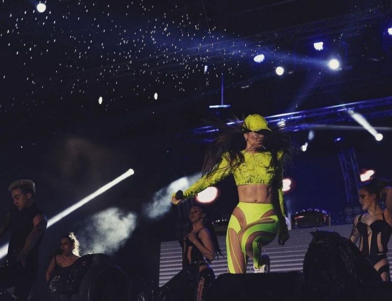 Elvana rrëmben vëmendjen edhe një herë!