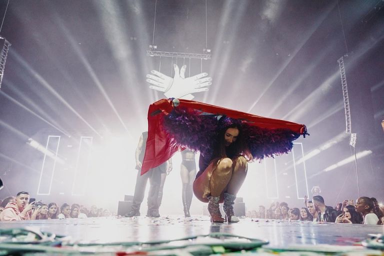 Elvana Gjata “elektrizon” Tiranën për 110-vjetorin e Pavarësisë së Shqipërisë!