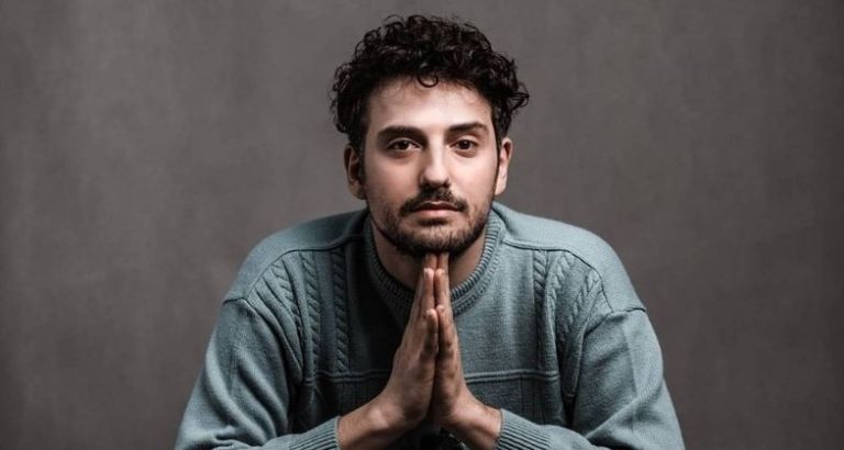 Flori Gjini zbulon pse u largua nga Top Channel: ‘Do ta marr vëmendjen me fjalë, jo me puthje’