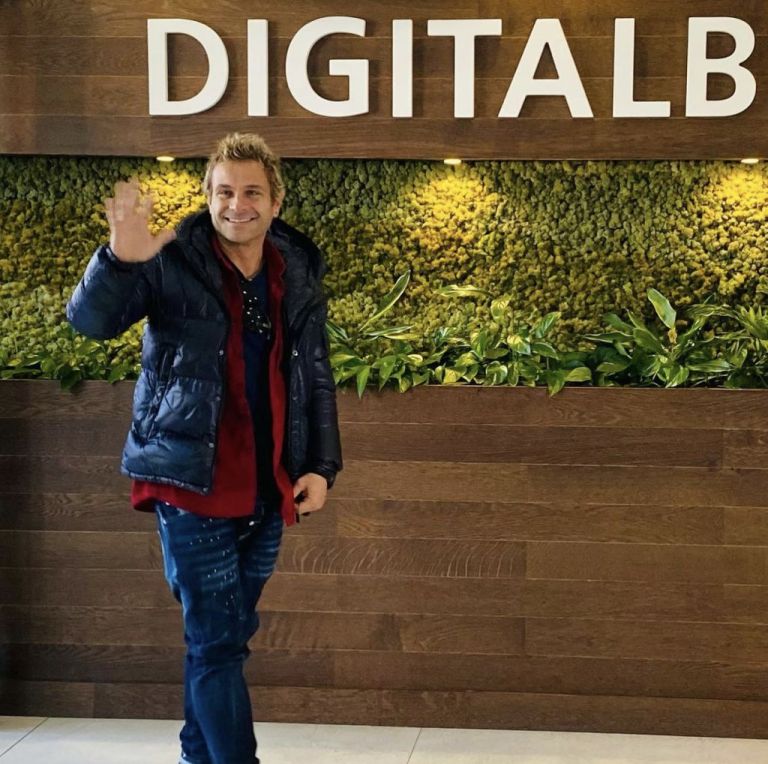 Top Channel heq Ilir Shaqirin si imazh? Balerini e kalon me batutë!