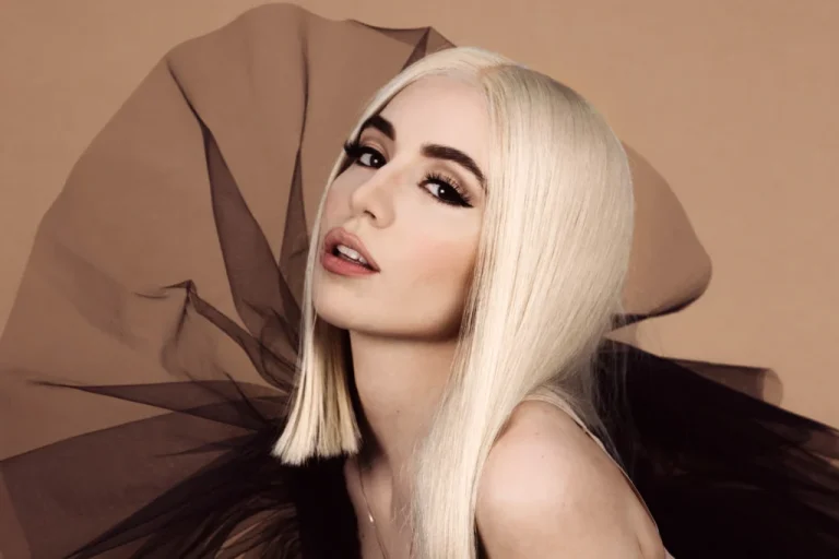 Ava Max publikon këngën e re “Weapons”!