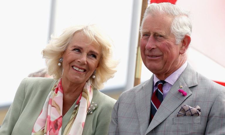 Shihni momentin kur dikush godet me vezë mbretin Charles dhe Camilla-n…