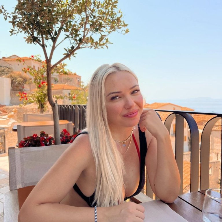 Xhemi Shehu tregon se sa para shpenzon për veshjet e saj!