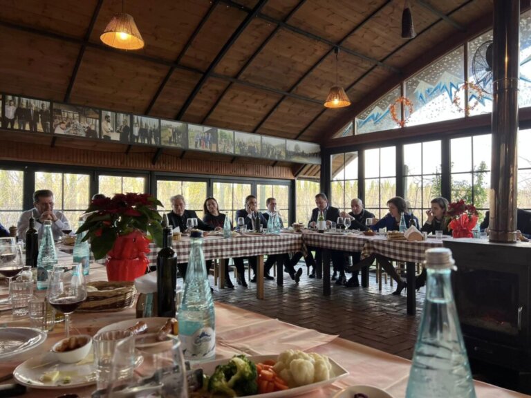 EMRAT/ Festat e fundvitit “bashkojnë” PD, bëhen bashkë në një tryezë Berisha, Bardhi, Tabaku, por ja kush mungon…