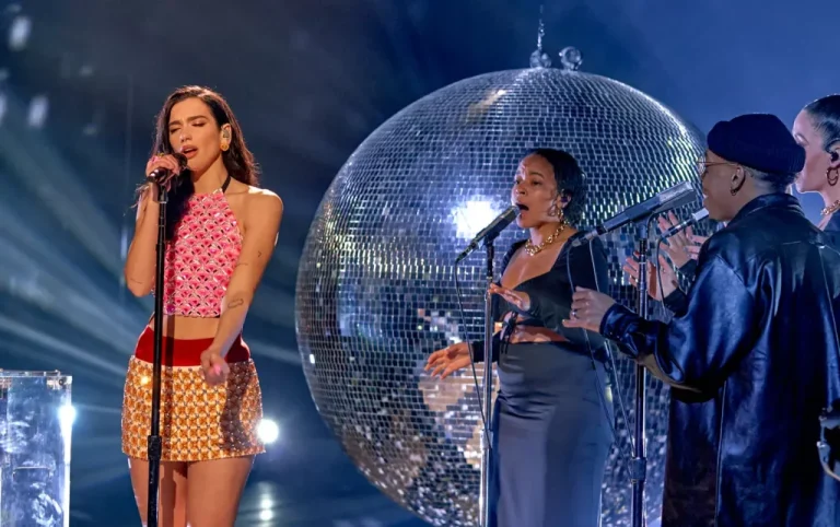 Dua Lipa dhe Becky Hill shkëlqejnë me veshjet e tyre në ‘Jingle Ball’!
