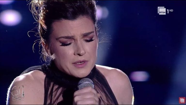 Pas 25 vitesh mungesë, Elsa Lila ‘rrënqeth’ me rikthimin e saj në skenën e ‘Festivalit të Këngës’!