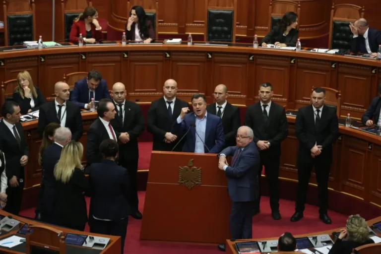 Debat i ashpër në kuvend/ Noka: Je një kukull! Po përdorini Enkelejd paçavuren! Nikolla: Lironi foltoren!