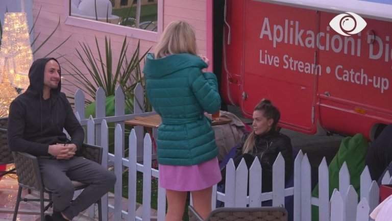 Zhaklina tenton të bëjë paqe me Oltën, aktorja e injoron hapur!