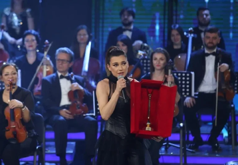Elsa Lila fiton Festivalin e Këngës! Albina Kelmendi përfaqëson Shqipërinë në Eurovizion!