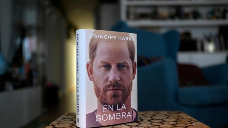 Del libri ‘bombë’ i Harry-t/ “Shkundet” familja Mbretërore!