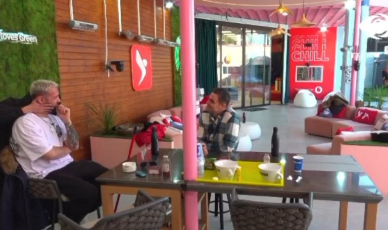 “E dua fort”, Kiara hyn në rolin e Luizit dhe e puth në qafë…