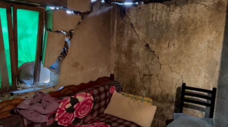 Tërmeti i rrënoi banesën/ “Na ndihmoni”, familja në Klos në qiell të hapur, apel institucioneve. Shihni ku jeton çifti me dy fëmijët…