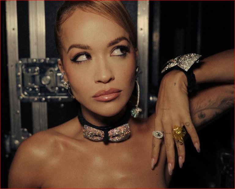 Rita Ora publikon këngën e re “You only love me”