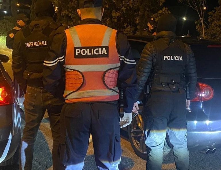 Sherr mes policëve në zonën e ish-Bllokut, i drejtojnë armët e shërbimit njëri-tjetrit!