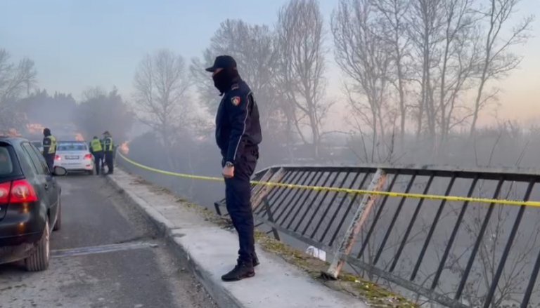 “I riu që kishte marrë mjetin me qira nuk përgjigjet në telefon”, aksidenti në Fier, policia: Si u gjetën parmakët e urës të thyer, polumbarët kontrollet në lumin Seman…